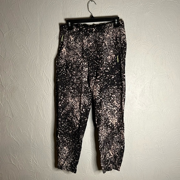 578. Lululemon Revera Jogger Print *lab size M planet surface black granite - Picture 4 of 10